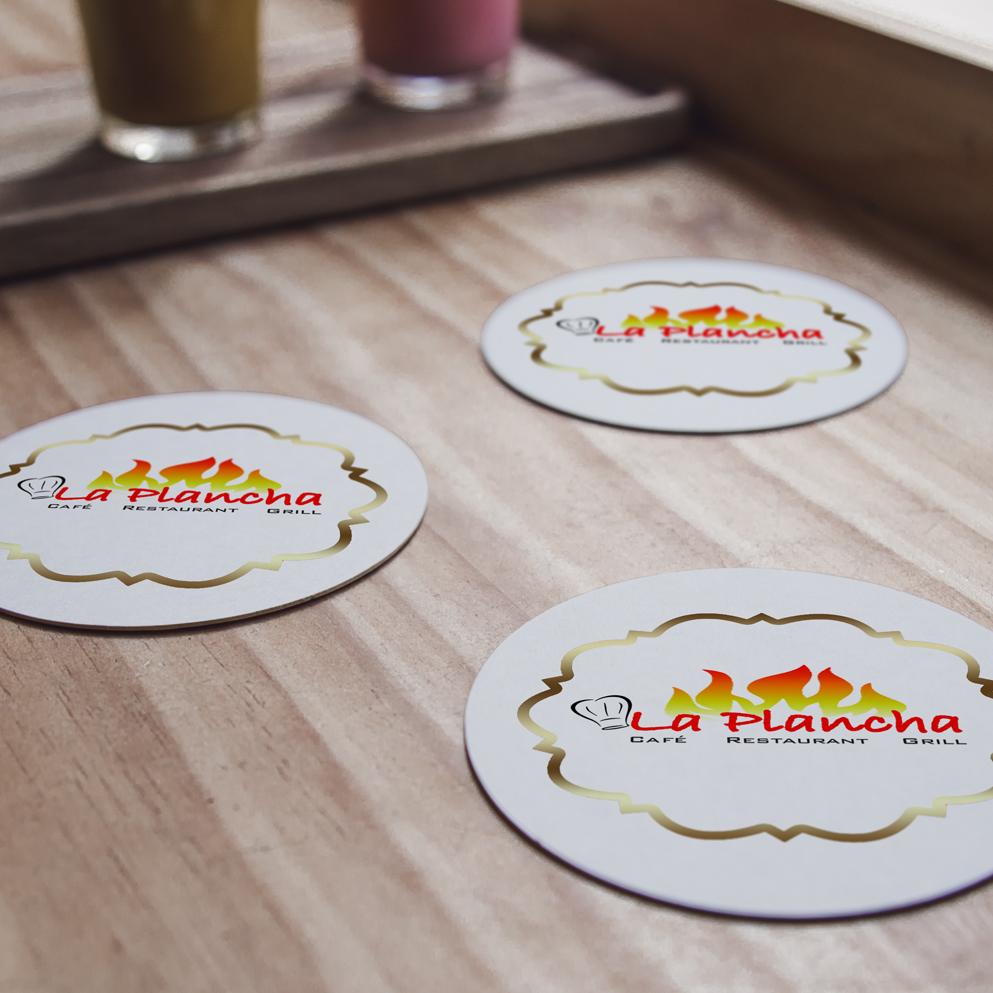 Conception graphique de logotype sur pose tasse pour restaurant et café