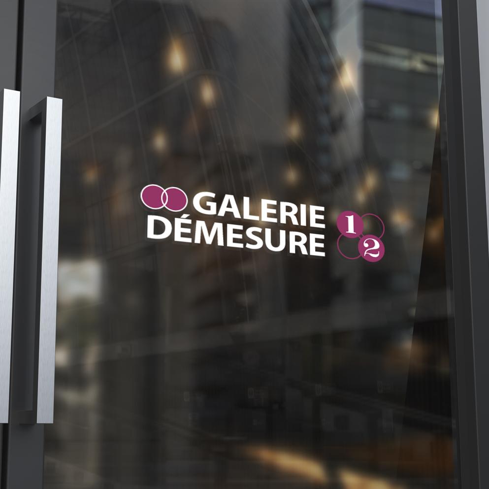 Design graphique de signalétique adhésif vitrine logo pour galerie en France